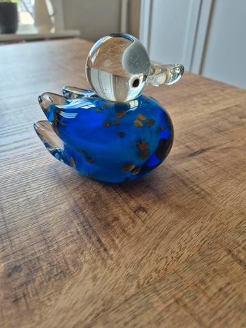 Glazen blauw eendje beschikbaar voor biedingen