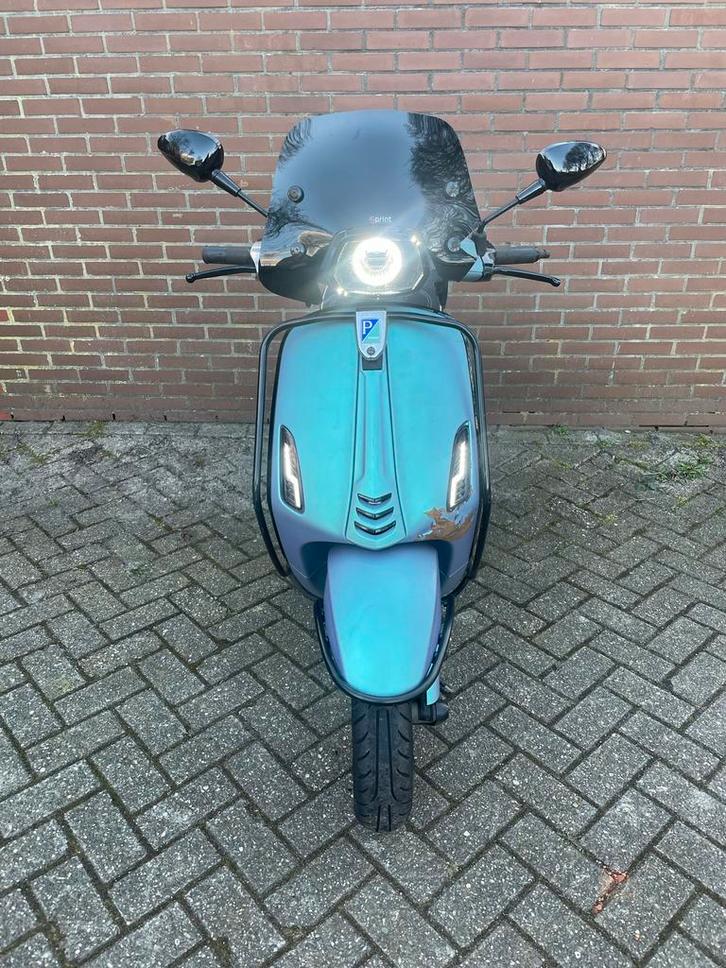 Vespa Sprint 2015 4T 2v brom custom kleur met lvl10 schade, Fietsen en Brommers, Brommers | Tuning en Styling, Zo goed als nieuw