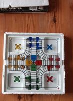 Mens Erger Je Niet, met glazen speelbord, compleet, Hobby en Vrije tijd, Gezelschapsspellen | Bordspellen, Een of twee spelers