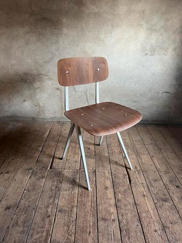 Retro design stoel beschikbaar voor biedingen