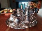 Zwaar verzilverd en gegraveerd koffie/theeservies met dienbl, Antiek en Kunst, Antiek | Goud en Zilver, Ophalen of Verzenden, Zilver