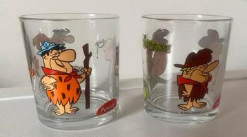 2 Verschillende glazen van The Flintstones. Penotti. H. 8 cm beschikbaar voor biedingen