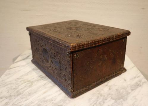 Antiek kistje, Friese kerfsnede, Antiek en Kunst, Antiek | Woonaccessoires, Ophalen of Verzenden