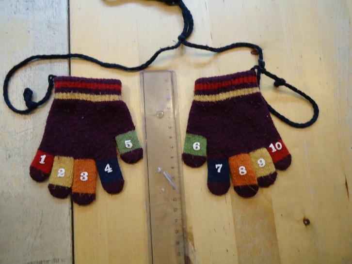 Leuke handschoenen met cijfers zie foto voor maat (Q), Kinderen en Baby's, Kinderkleding | Mutsen, Sjaals en Handschoenen, Zo goed als nieuw