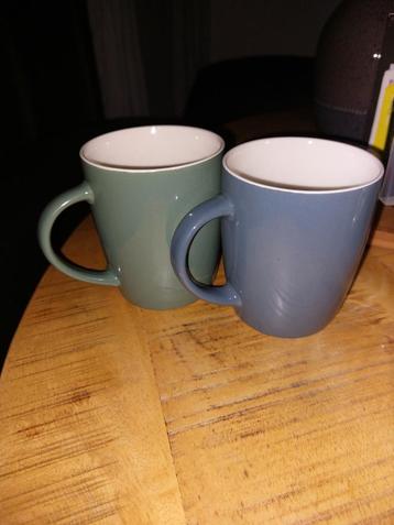 Twee mokken beschikbaar voor biedingen