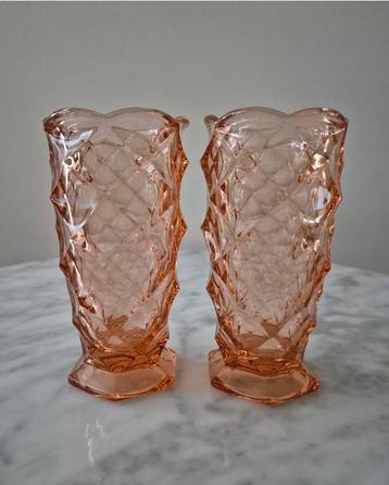 Antieke vintage rosaline geperst glazen vazen vaasjes beschikbaar voor biedingen