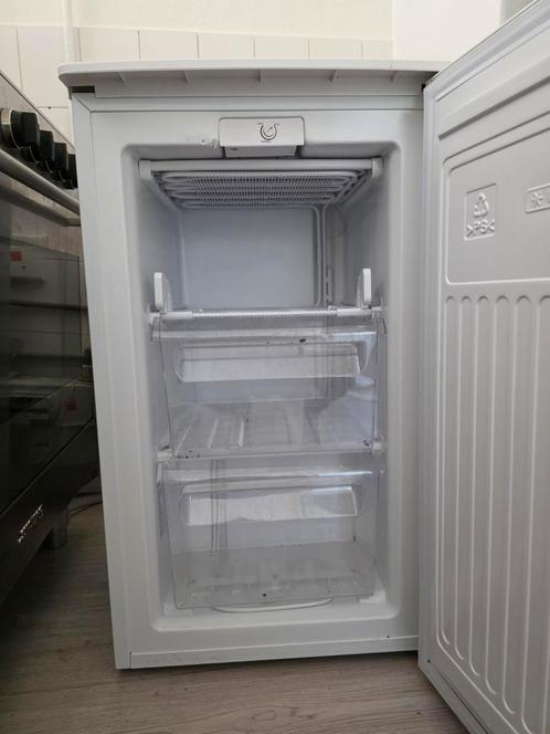Freezer/Vriezer One box missing!, Witgoed en Apparatuur, Vriezers en Diepvrieskisten, Zo goed als nieuw, Vrijstaand, Minder dan 60 cm