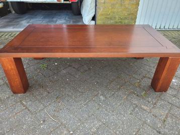 Eikenhouten salontafel in kersenkleur beschikbaar voor biedingen