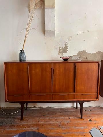 Deense Vintage Dressoir. Teak fineer highboard beschikbaar voor biedingen