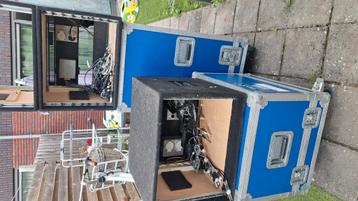 2x flightcase op wielen met inhoud  beschikbaar voor biedingen