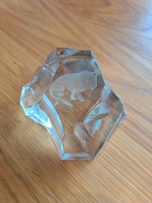 GLAZEN STEEN MET LEEUWFIGUUR, Verzamelen, Dierenverzamelingen, Zo goed als nieuw, Beeldje of Figuurtje, Wild dier, Ophalen of Verzenden