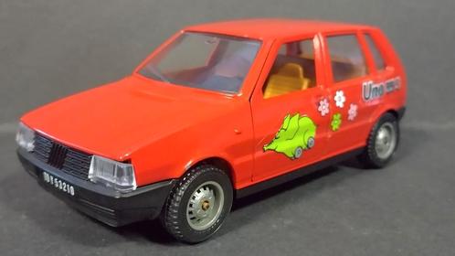 Fiat Uno 55 s rood 1:25 Hotwheels Mattel Pol, Hobby en Vrije tijd, Modelauto's | 1:24, Zo goed als nieuw, Ophalen of Verzenden