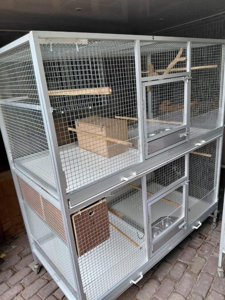 Dubbele aluminium (kweek)kooien op wielen...., Dieren en Toebehoren, Vogels | Hokken en Kooien, Zo goed als nieuw, Broedkooi of Kweekkooi