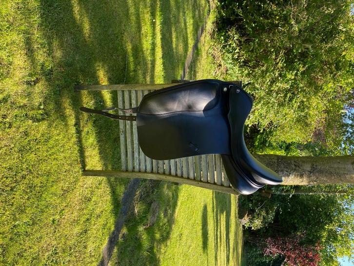 Prestige Top Dressage SP 17/32 nera – met keilkissen, Dieren en Toebehoren, Paarden en Pony's | Zadels, Gebruikt, Dressuur, Ophalen