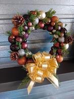 Mooie kerstkrans met kunstgroen, denneappels en gouden strik, Diversen, Kerst, Ophalen of Verzenden, Nieuw