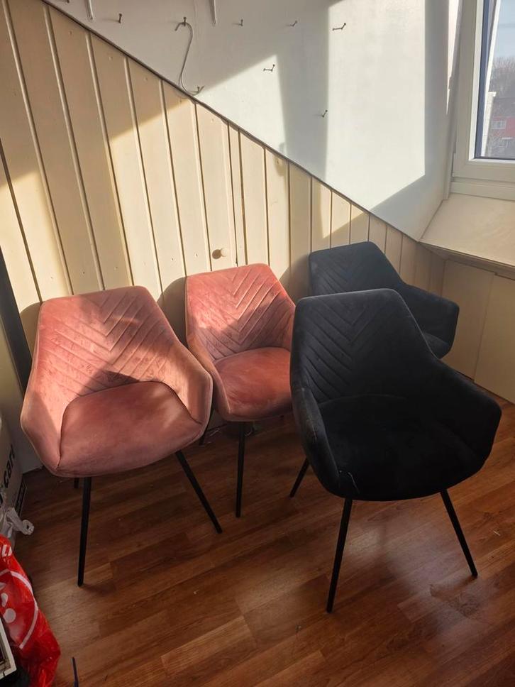 Riverdale eetkamerstoelen - 2 zwart, 2 roze, Huis en Inrichting, Stoelen, Gebruikt, Vier, Metaal, Stof, Overige kleuren, Ophalen