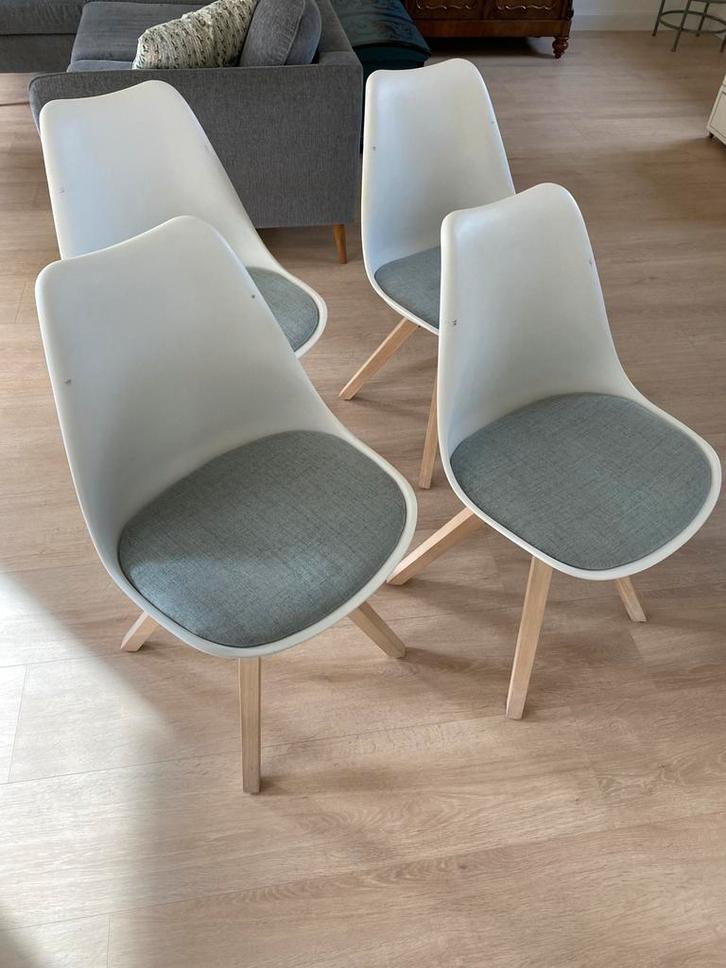 4 eetkamerstoelen met echt eiken poten, Huis en Inrichting, Stoelen, Zo goed als nieuw, Vier, Kunststof, Wit, Ophalen