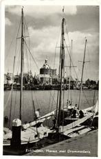 Enkhuizen, Haven met Drommedaris - volk boot - 1958 gelopen, Verzamelen, Ansichtkaarten | Nederland, Ophalen of Verzenden, Voor 1920