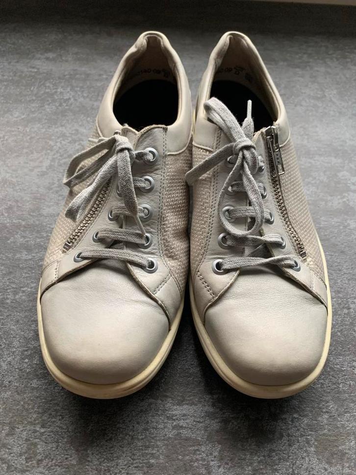 Grijze  schoenen - Maat 4,5, Kleding | Dames, Schoenen, Zo goed als nieuw, Sneakers of Gympen, Grijs, Ophalen of Verzenden