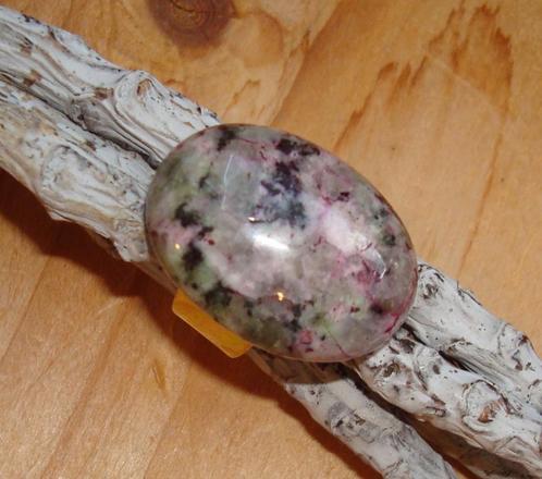 Verstelbare goudkleurige ring met ruby in zoisiet, Sieraden, Tassen en Uiterlijk, Ringen, Nieuw, Goud, Overige materialen, Met edelsteen