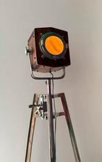 Houten theater spotlight vloerlamp op driepoot, Huis en Inrichting, Lampen | Vloerlampen, Ophalen, Vintage, Zo goed als nieuw