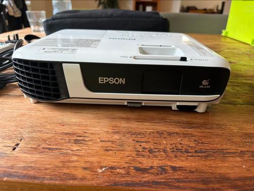 Epson EB-W51 + kabels en opbergtas, Audio, Tv en Foto, Beamers, Zo goed als nieuw, Overige resoluties, Ophalen