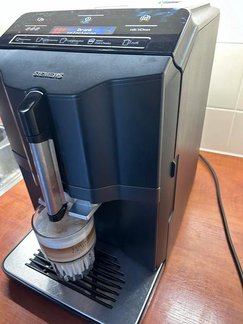 Siemens EQ300 Zwart, Witgoed en Apparatuur, Koffiezetapparaten, Zo goed als nieuw, Koffiemachine, Stoompijpje, Ophalen of Verzenden