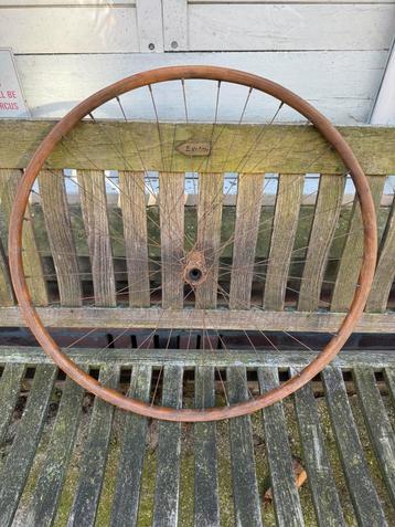Antiek houten fietswiel velg met spaken beschikbaar voor biedingen