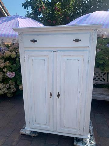 Mooie shabby brocante meidenkast beschikbaar voor biedingen