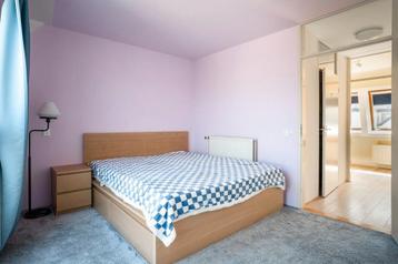 MALM IKEA bed 180x200 cm met nachtkastje beschikbaar voor biedingen