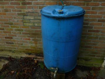 Grote regenton met aftapkraantje voor in de tuin beschikbaar voor biedingen