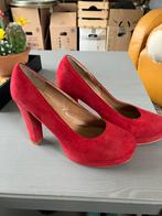 Maat 41 pumps hoge hak rood suède, Kleding | Dames, Schoenen, Ophalen of Verzenden, Zo goed als nieuw, Pumps, Rood