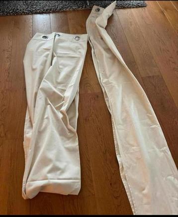 2 beige gordijnen met ringen. beschikbaar voor biedingen