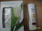 NIEUWE Dove Geschenk set en een fles Body Lotion, Ophalen of Verzenden, Nieuw, Bodylotion, Crème of Olie