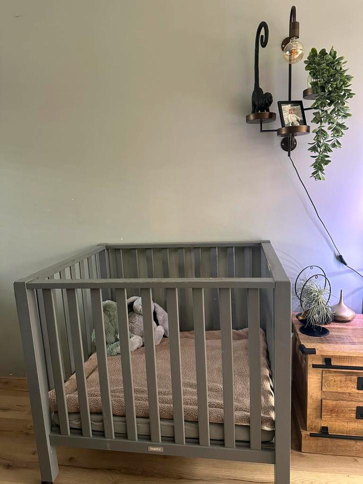 Kinder box grijs van bopita., Kinderen en Baby's, Boxen, Gebruikt, Vierkant, In hoogte verstelbaar, Boxkleed, Wieltjes, Ophalen