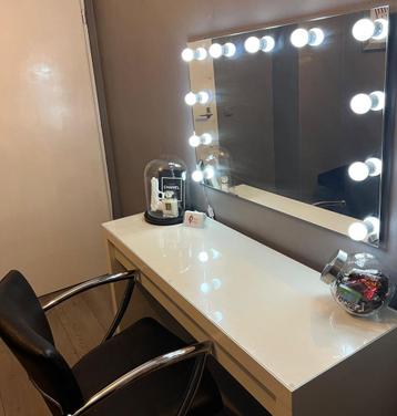 Spiegel met verlichting beschikbaar voor biedingen