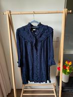 Sandro jurk donkerblauw ruches, Kleding | Dames, Jurken, Maat 42/44 (L), Sandro, Zo goed als nieuw, Knielengte