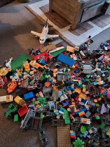 Gigantische bak Duplo Lego. beschikbaar voor biedingen