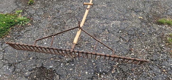 Verstelbare grashark of hooihark 140 cm breed, Antiek en Kunst, Antiek | Gereedschap en Instrumenten, Ophalen