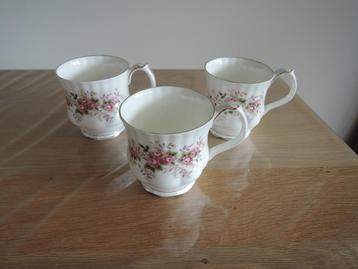3 Royal Albert Lavender Rose Mokken beschikbaar voor biedingen