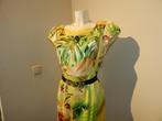 Joseph Ribkoff satijn achtige jurk frisse print riem stenen, Kleding | Dames, Overige kleuren, Verzenden, Maat 42/44 (L), Joseph Ribkoff
