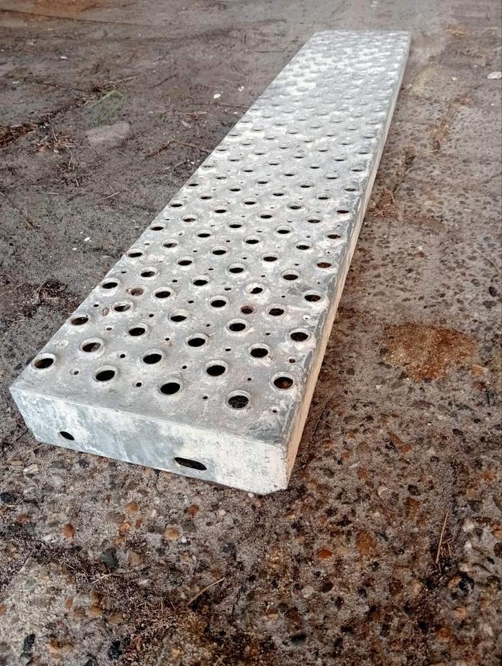 26x Gegalvaniseerde stalen anti slip traptreden, Doe-het-zelf en Verbouw, Ladders en Trappen, Gebruikt, Trap, Minder dan 2 meter