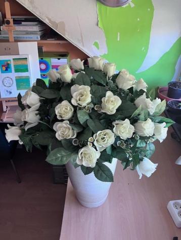 Mooi groot boeket kunstrozen in pot, zie foto's beschikbaar voor biedingen