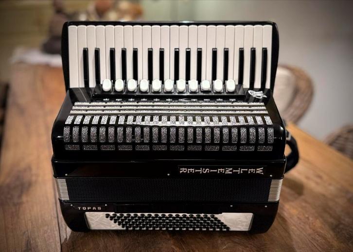 Weltmeister Topaz 120 bas 4 korige accordeon, Muziek en Instrumenten, Accordeons, Zo goed als nieuw, Toetsaccordeon, 120-bas, Weltmeister