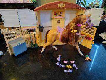 Barbie Paardenstal met Paard , roze zadel en Accessoires beschikbaar voor biedingen