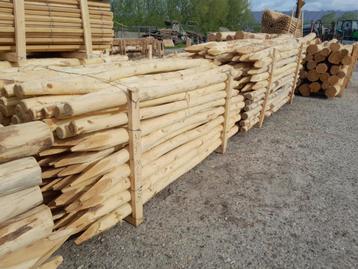 Robinia en kastanje houten palen, palenwand, schommelpalen beschikbaar voor biedingen