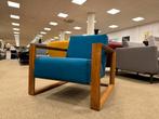 Als nieuw Montis Dickens Fauteuil blauw stof Noten Stoel