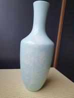 mooie mint groene vaas met decoratie 50 cm hoog, Gebruikt, 50 tot 75 cm, Aardewerk of Porselein, Ophalen of Verzenden