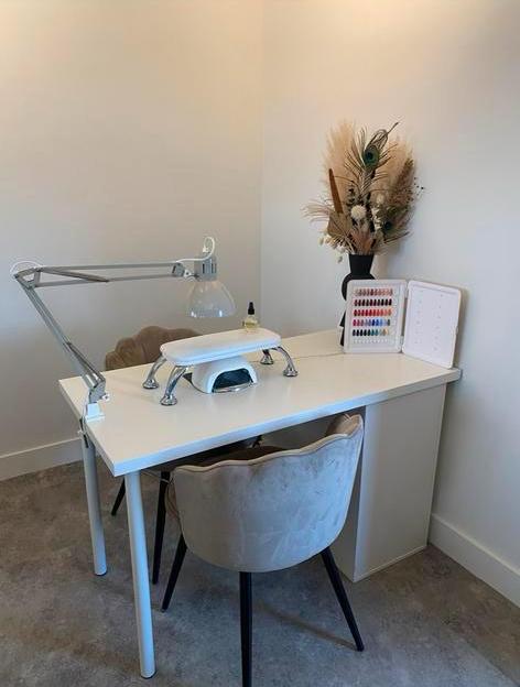 Nageltafel met afzuiging & inclusief lamp, Huis en Inrichting, Bureaus, Gebruikt, Ophalen