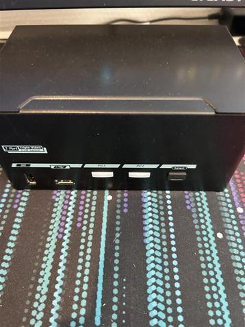 Displayport KVM Switch - Triple Monitor beschikbaar voor biedingen